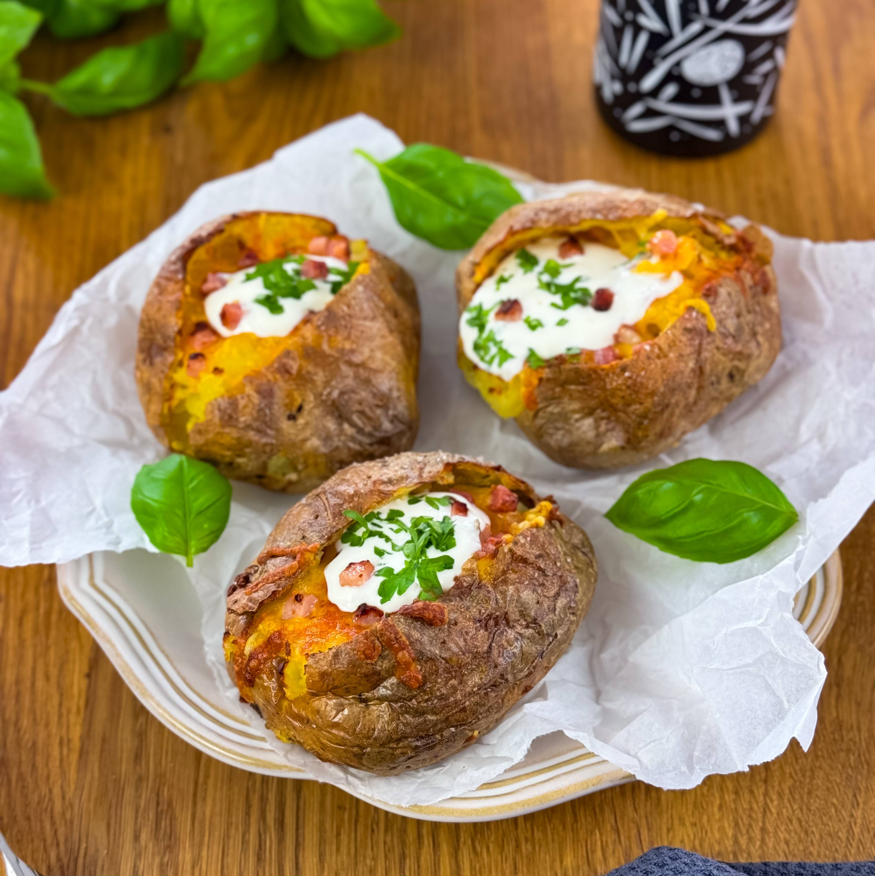 Gebackene Kartoffeln mit Cheddar, Speck und Sour Creme
