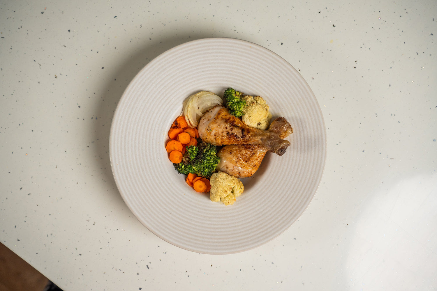 Hähnchenschenkel mit geröstetem Gemüse - COSORI DE