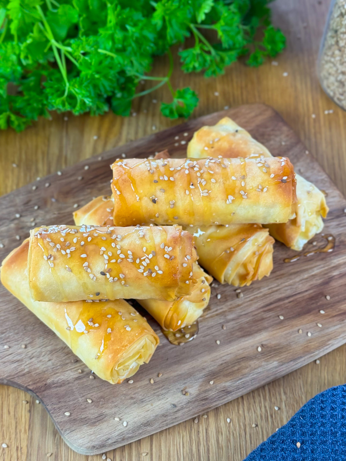 Knusprige Fetataschen mit Honig und Sesam