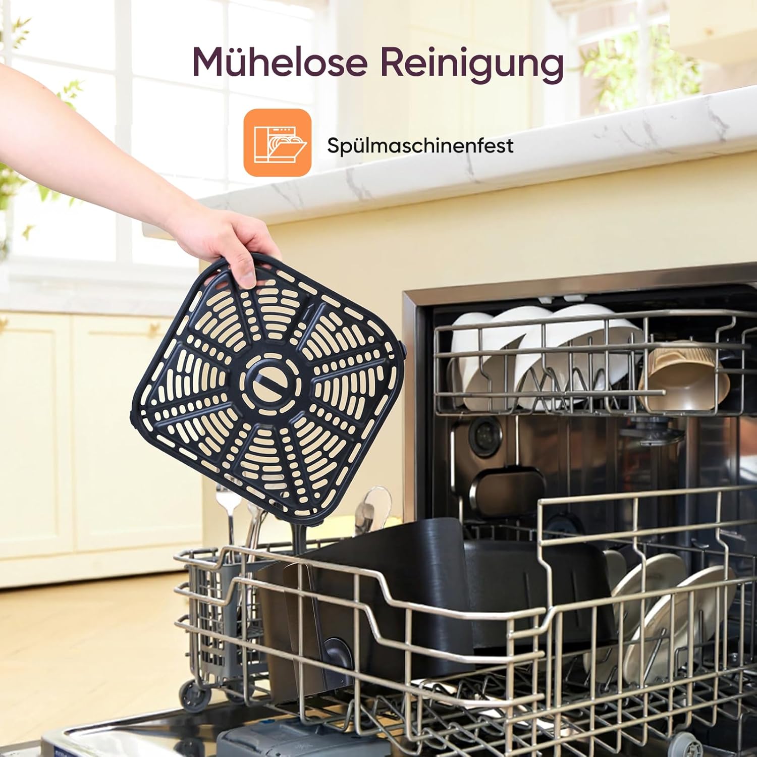 Spülmaschinenfester Frittierkorb der COSORI Heißluftfritteuse bei der Reinigung