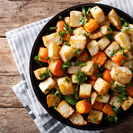 Geröstetes Wintergemüse aus der Cosori Heißluftfritteuse, serviert auf einem Teller