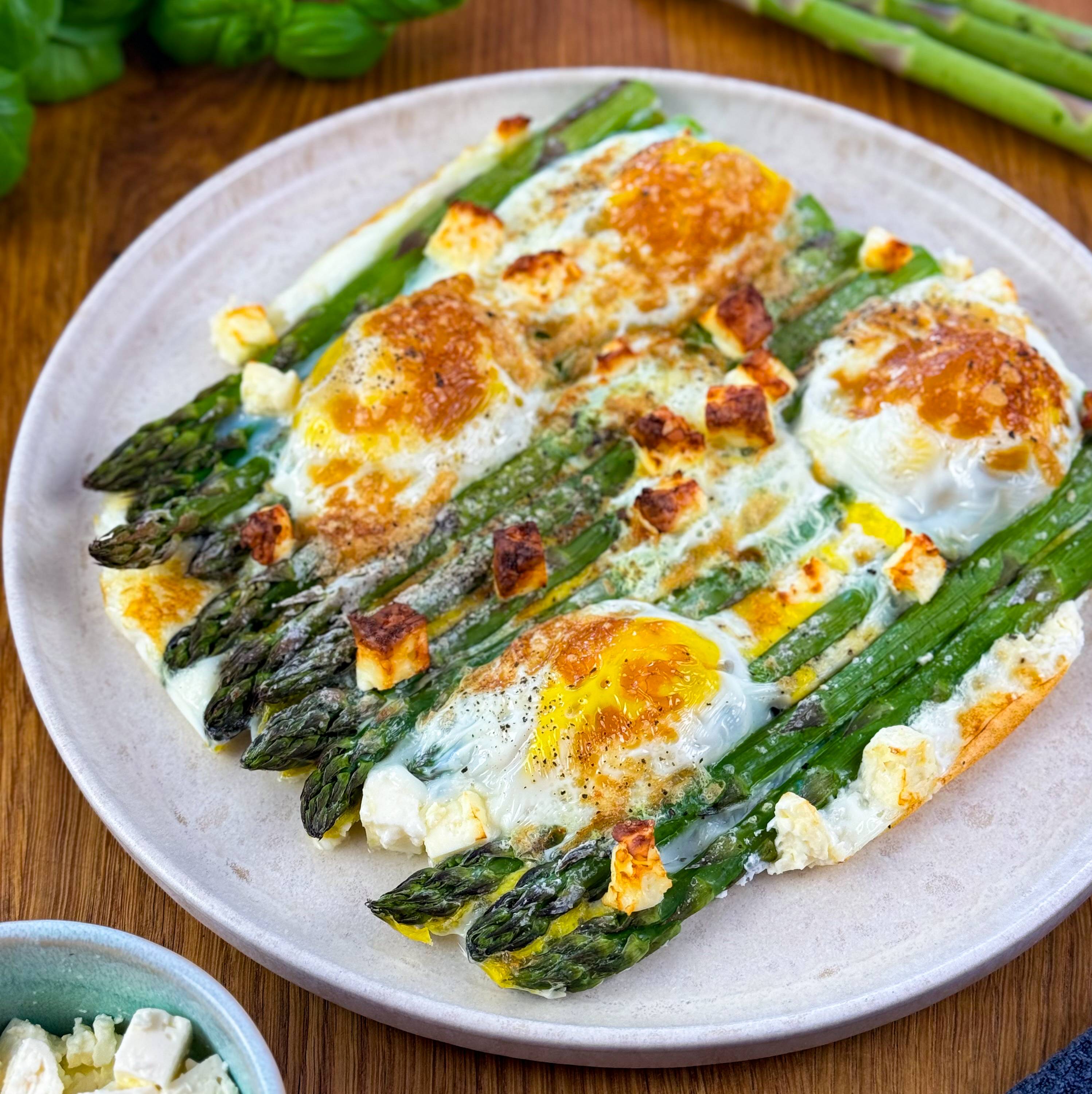 Grüner Spargel mit Eier und Hirtenkäse