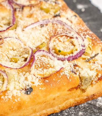 Focaccia mit grünen Oliven, Arti-schockenherzen und Parmesan