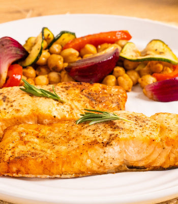Mittelmeer-Lachs mit gegrilltem  Gemüse und Kichererbsen