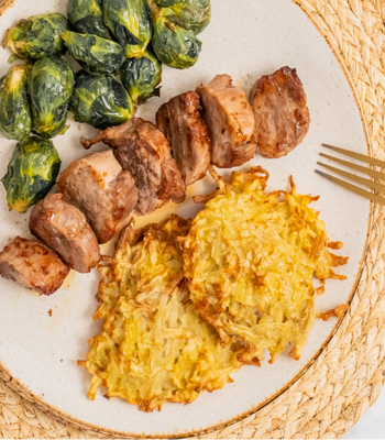 Schweinsmedaillons mit Kartoffelrösti und Rosenkohl