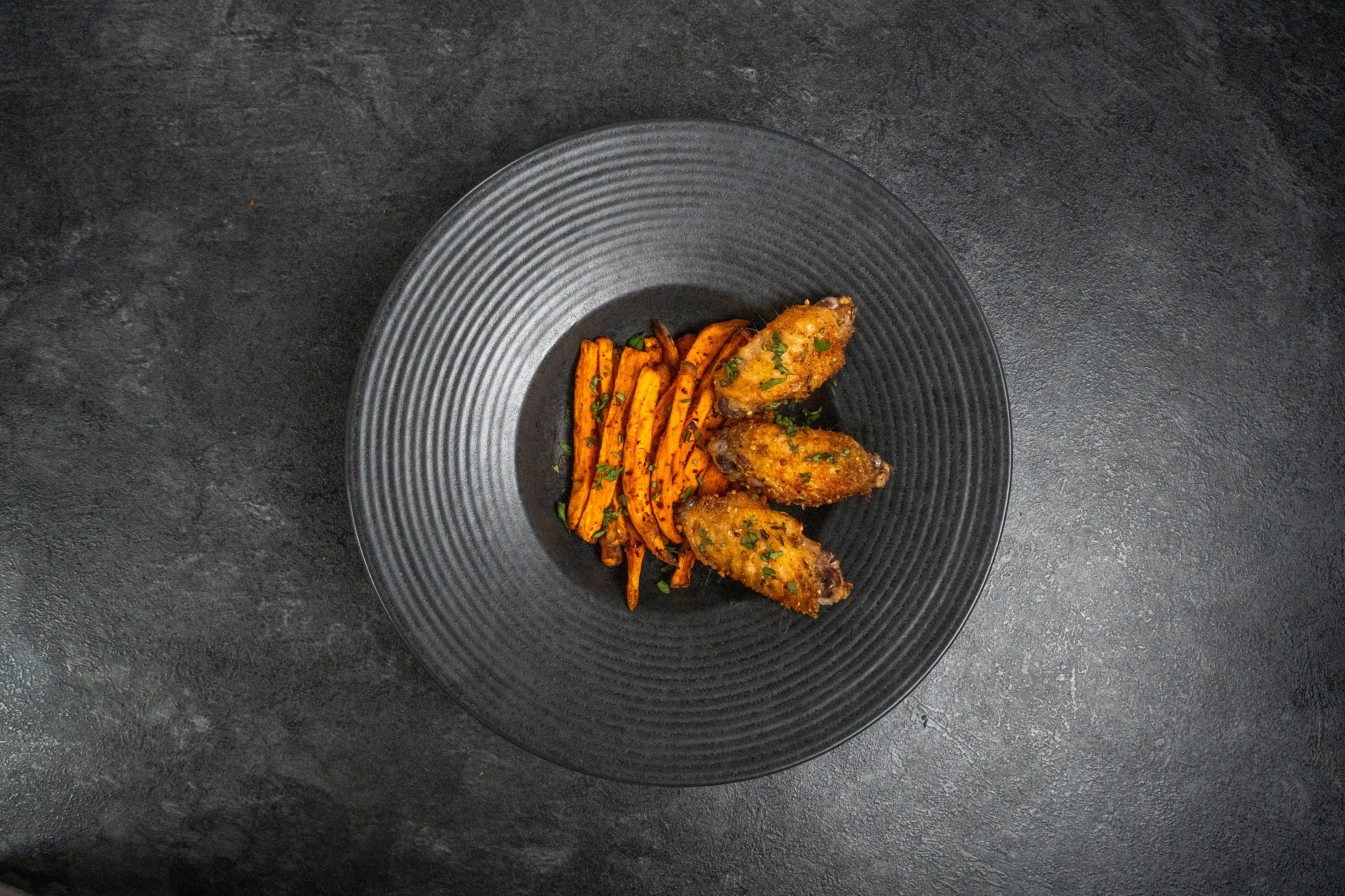 Chicken Wings und Süßkartoffel Pommes - COSORI DE