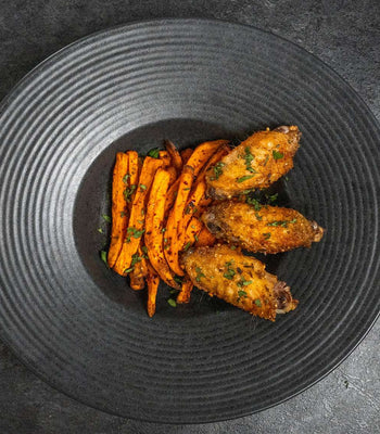 Chicken Wings und Süßkartoffel Pommes