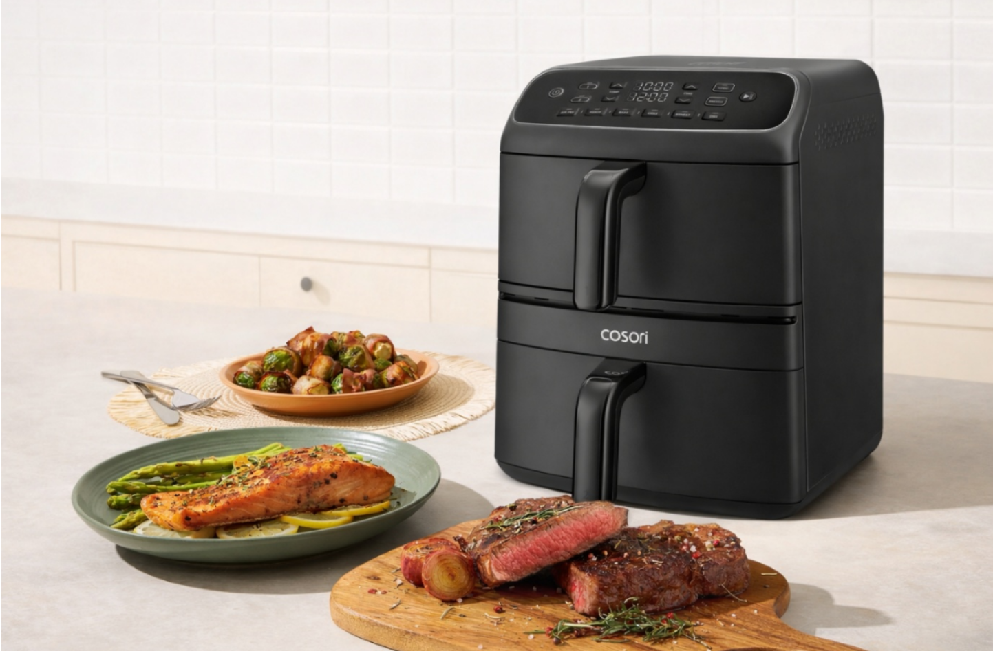 Cosori Turbo Tower Compact Airfryer mit zwei Garkörben und fertigen Mahlzeiten auf der Küchenarbeitsfläche