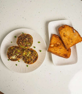 Eier Muffins und Sauerteig Toast