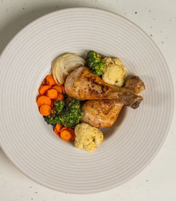 Hähnchenschenkel mit geröstetem Gemüse