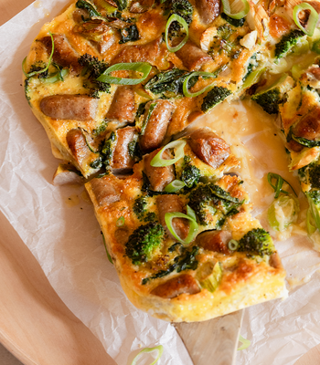 Proteinreicher Frühstücksauflauf mit Ei und Hähnchenwurst