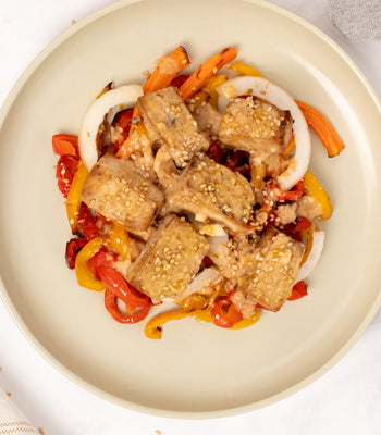 Knusprige Tofuwürfel mit asiatischem Gemüse und Erdnusssauce - COSORI DE