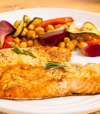 Mittelmeer-Lachs mit gegrilltem  Gemüse und Kichererbsen - COSORI DE
