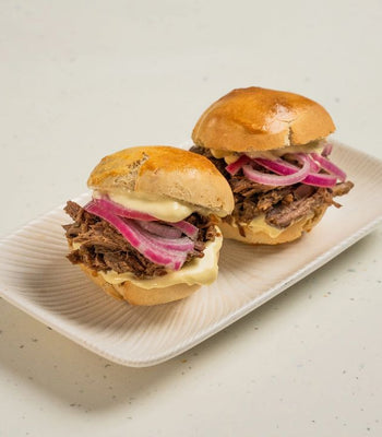 Pulled Beef und Brötchen