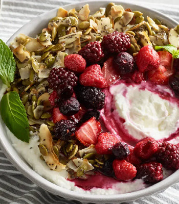 Vanille-geröstete Beeren Frühstücks-Bowl mit Kürbiskern-Clustern