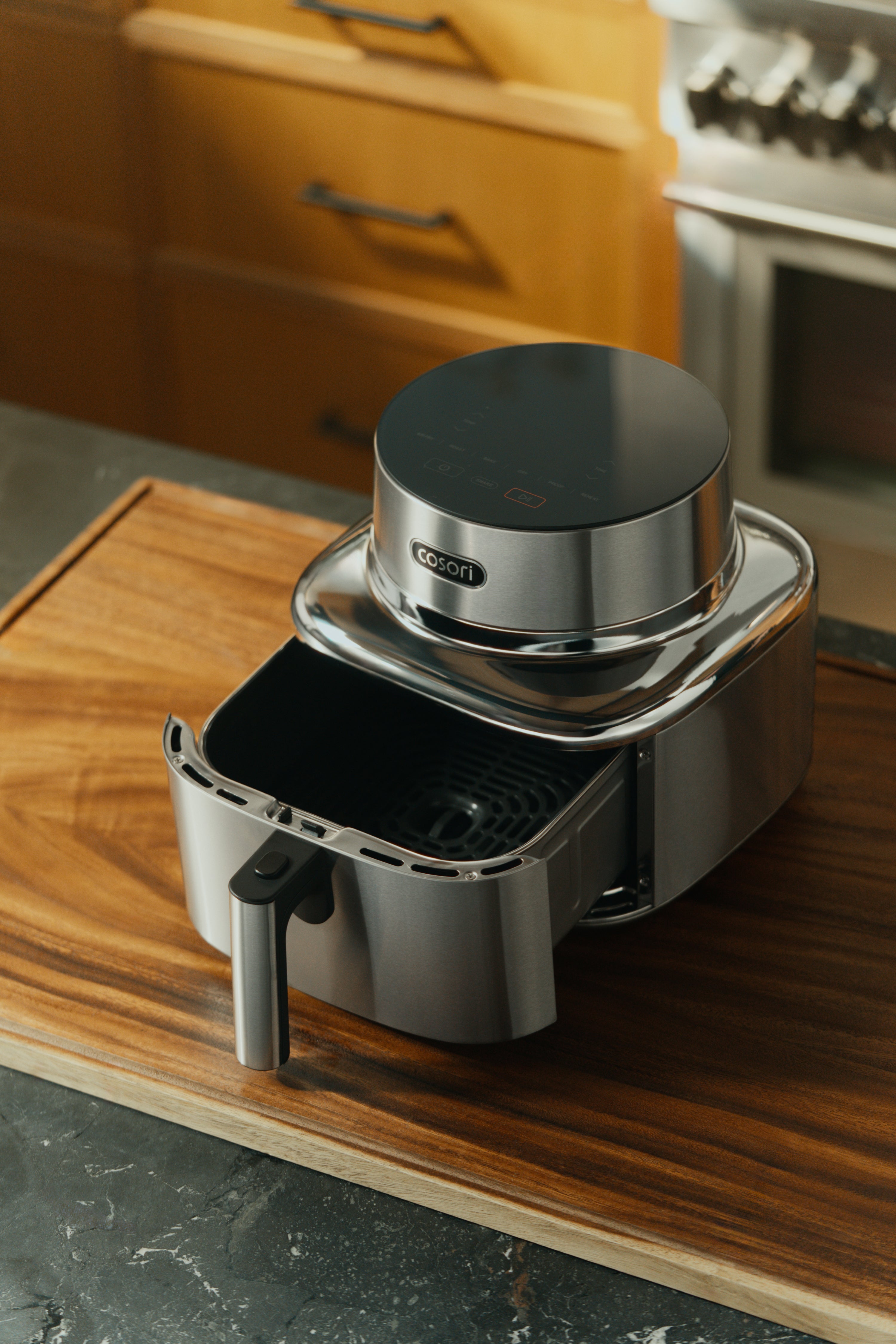 Geöffneter Frittierkorb der COSORI Iconic Single Edelstahl-Heißluftfritteuse auf der Küchenarbeitsfläche