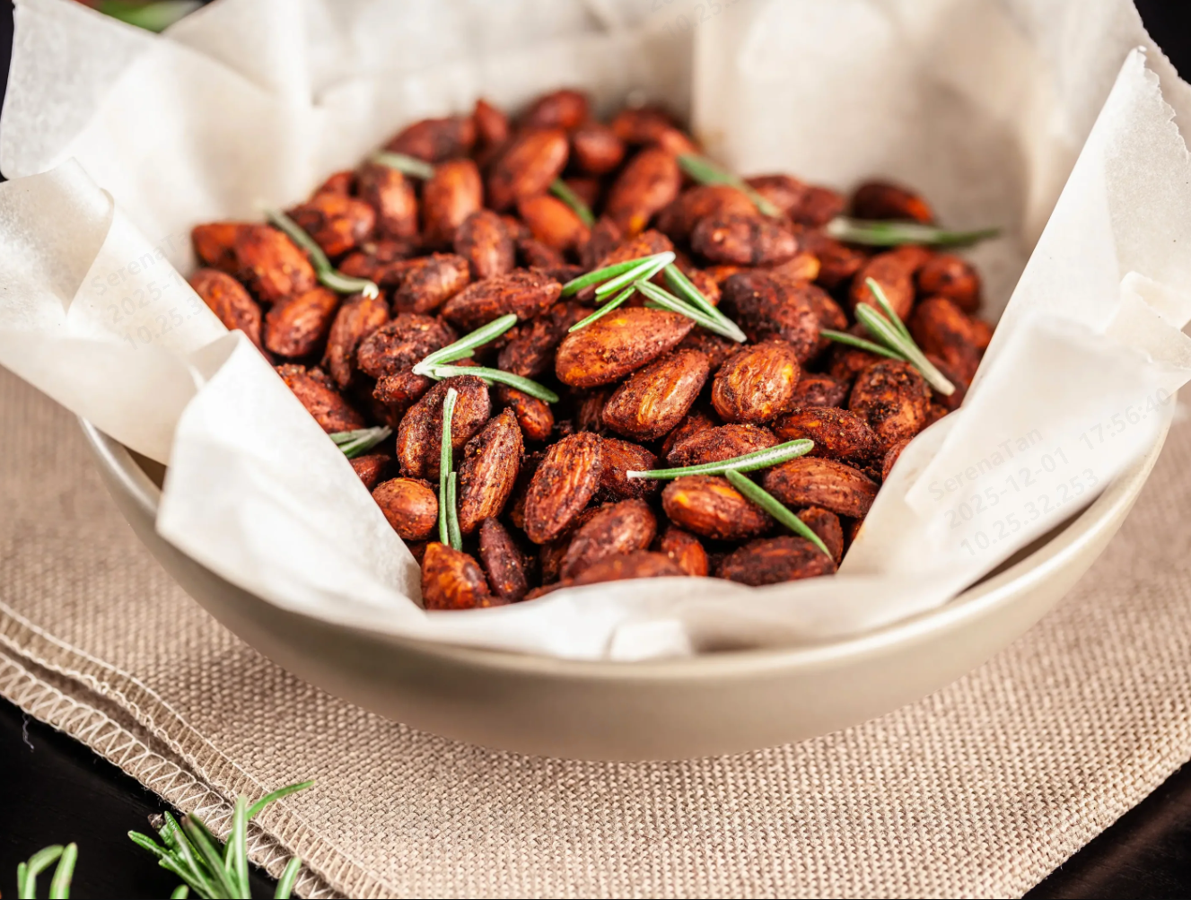 Chili-Rosmarin geröstete Nüsse in einer Schale mit frischem Rosmarin