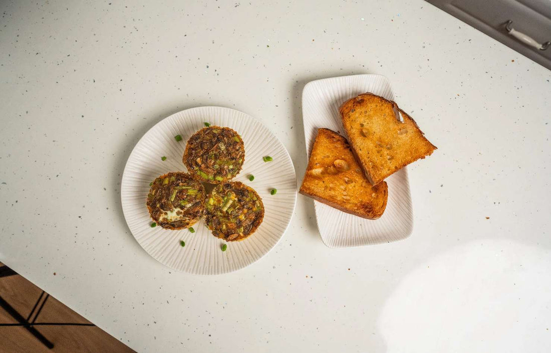Eier Muffins und Sauerteig Toast
