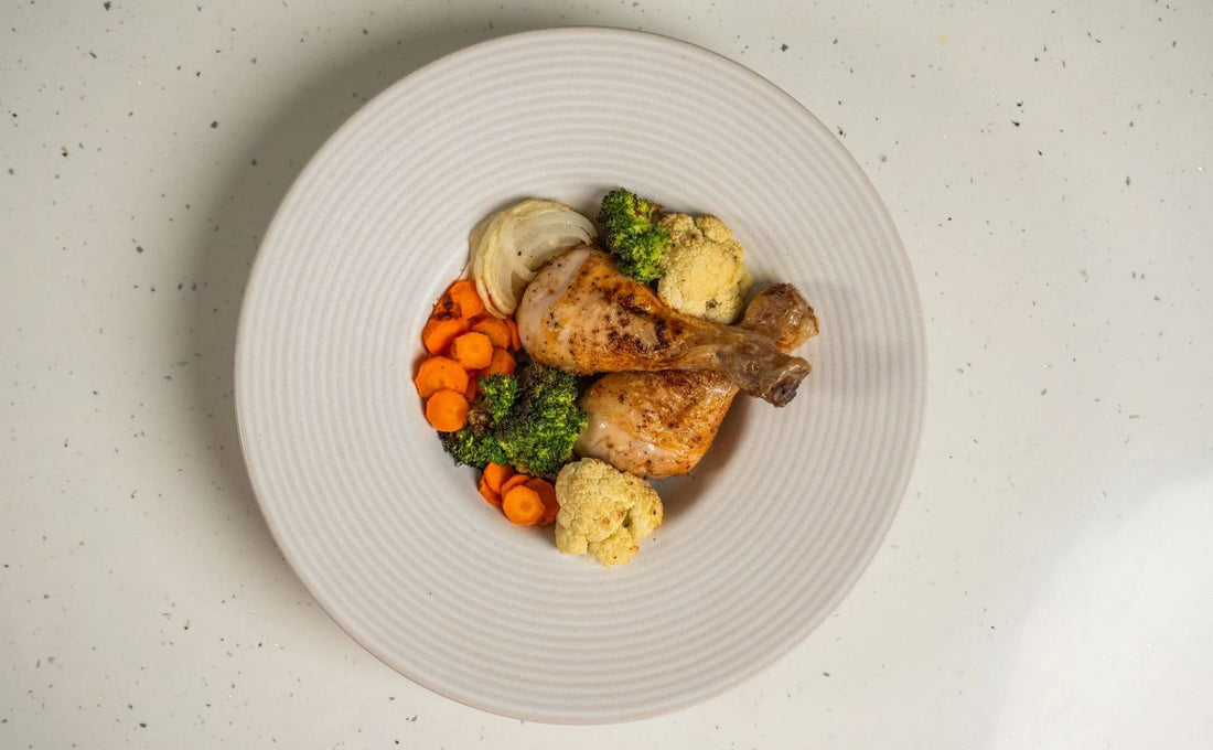 Hähnchenschenkel mit geröstetem Gemüse
