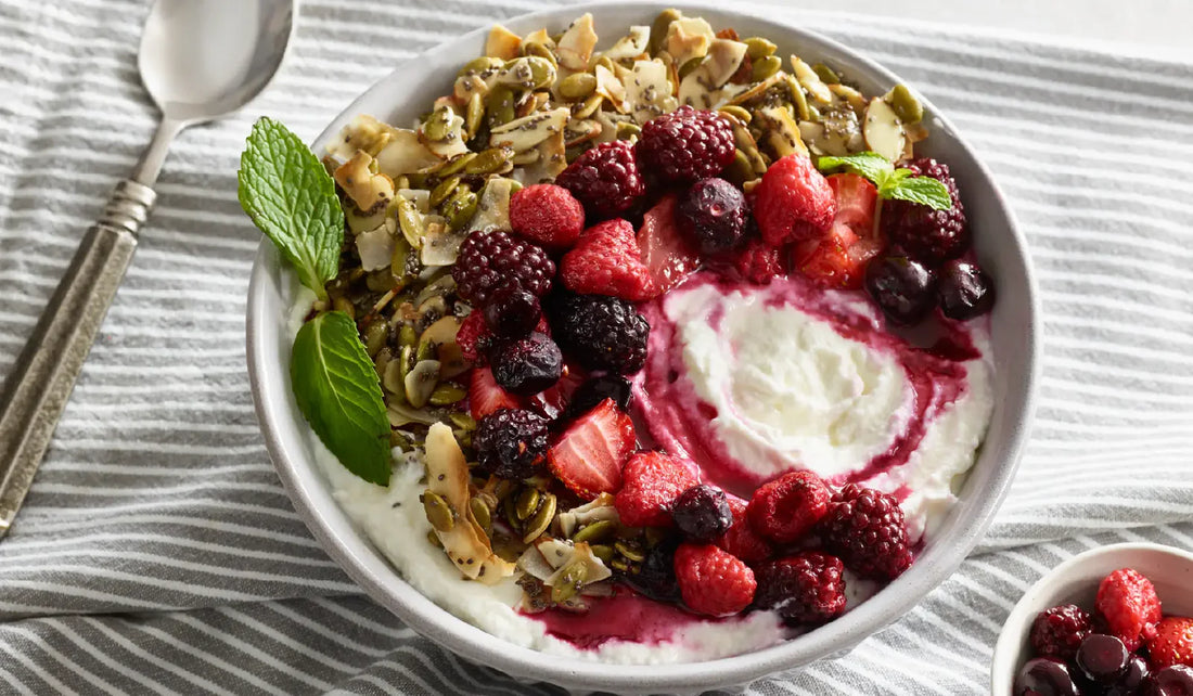 Vanille-geröstete Beeren Frühstücks-Bowl mit Kürbiskern-Clustern